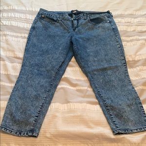 Acid wash ankle jeans